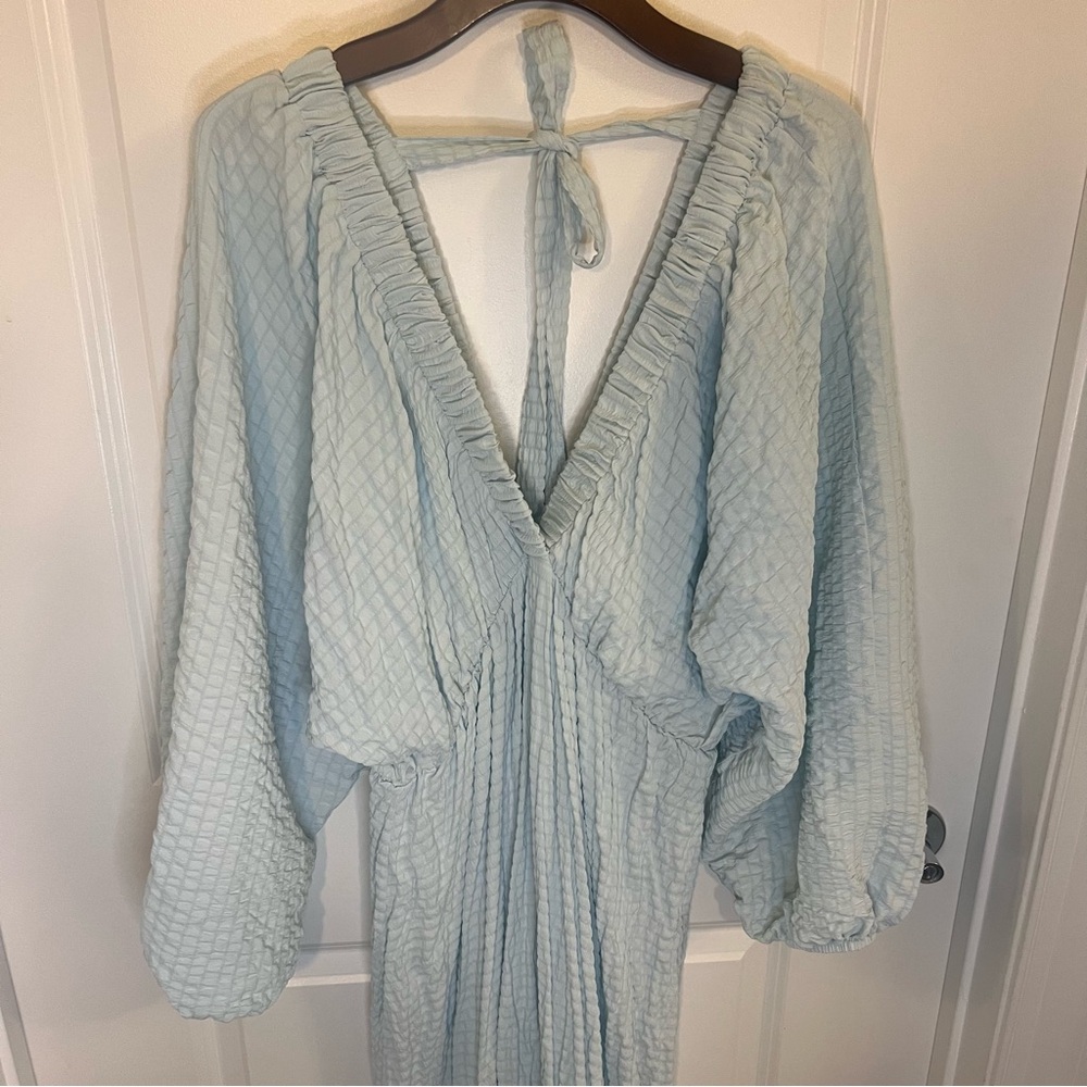 ASOS DESIGN textured plunge maxi dress with batwing sleeve in blue - Picture 7 of 11